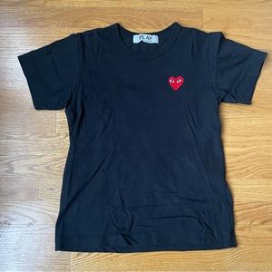 (M) COMME DES GARÇONS PLAY Black & Red Heart Patch T-Shirt